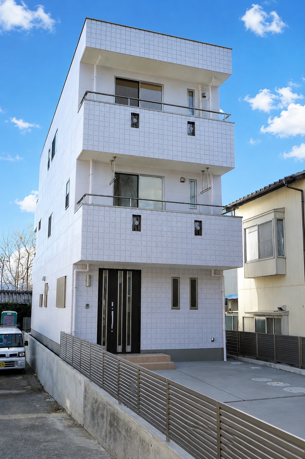限られた土地を無駄なく使った三階建て住宅が完成!