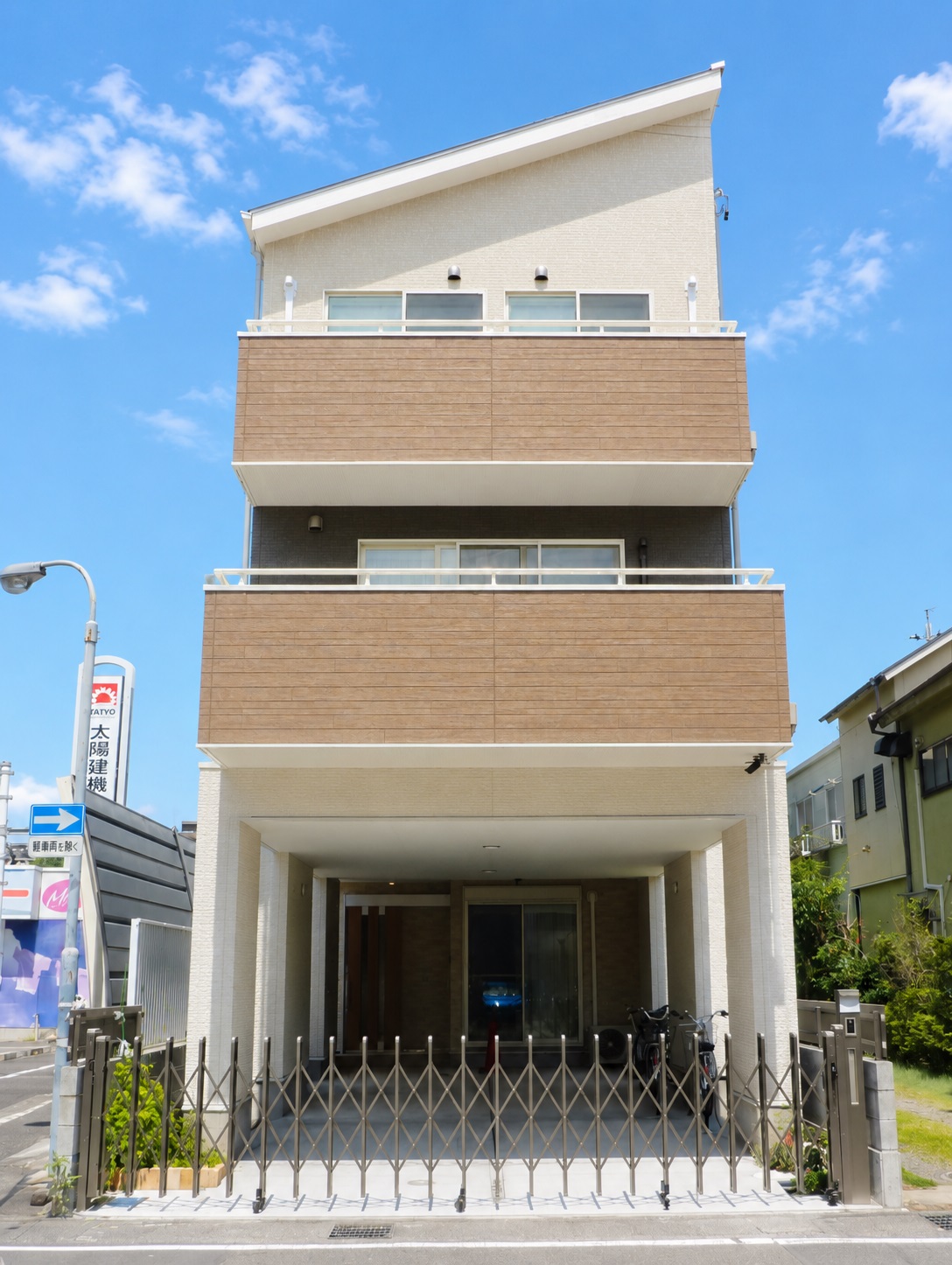ビルトインガレージと屋上バルコニー備えた三階建住宅!