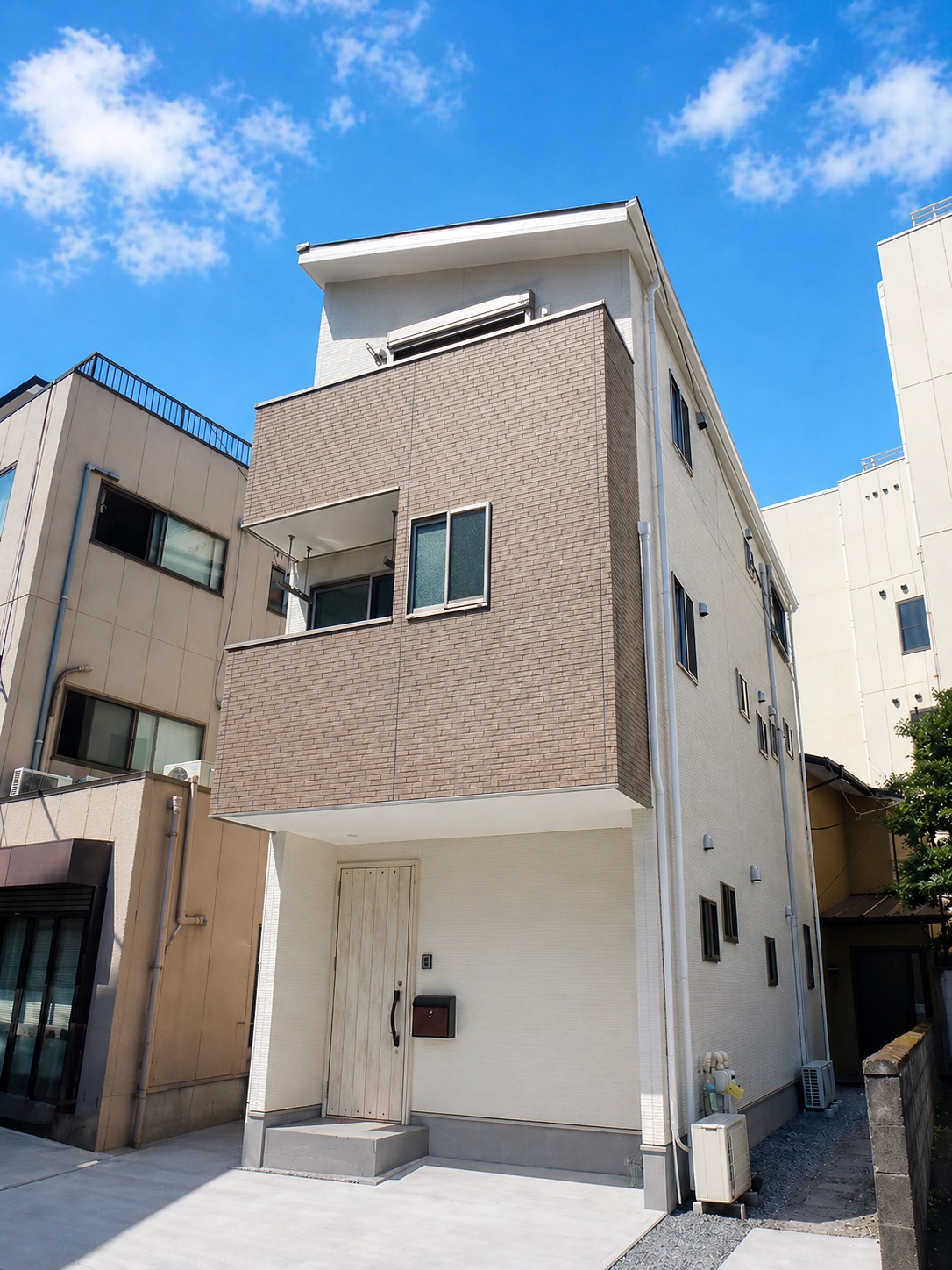 駅前の狭小18坪に家族7人の二世帯住宅が完成しました!