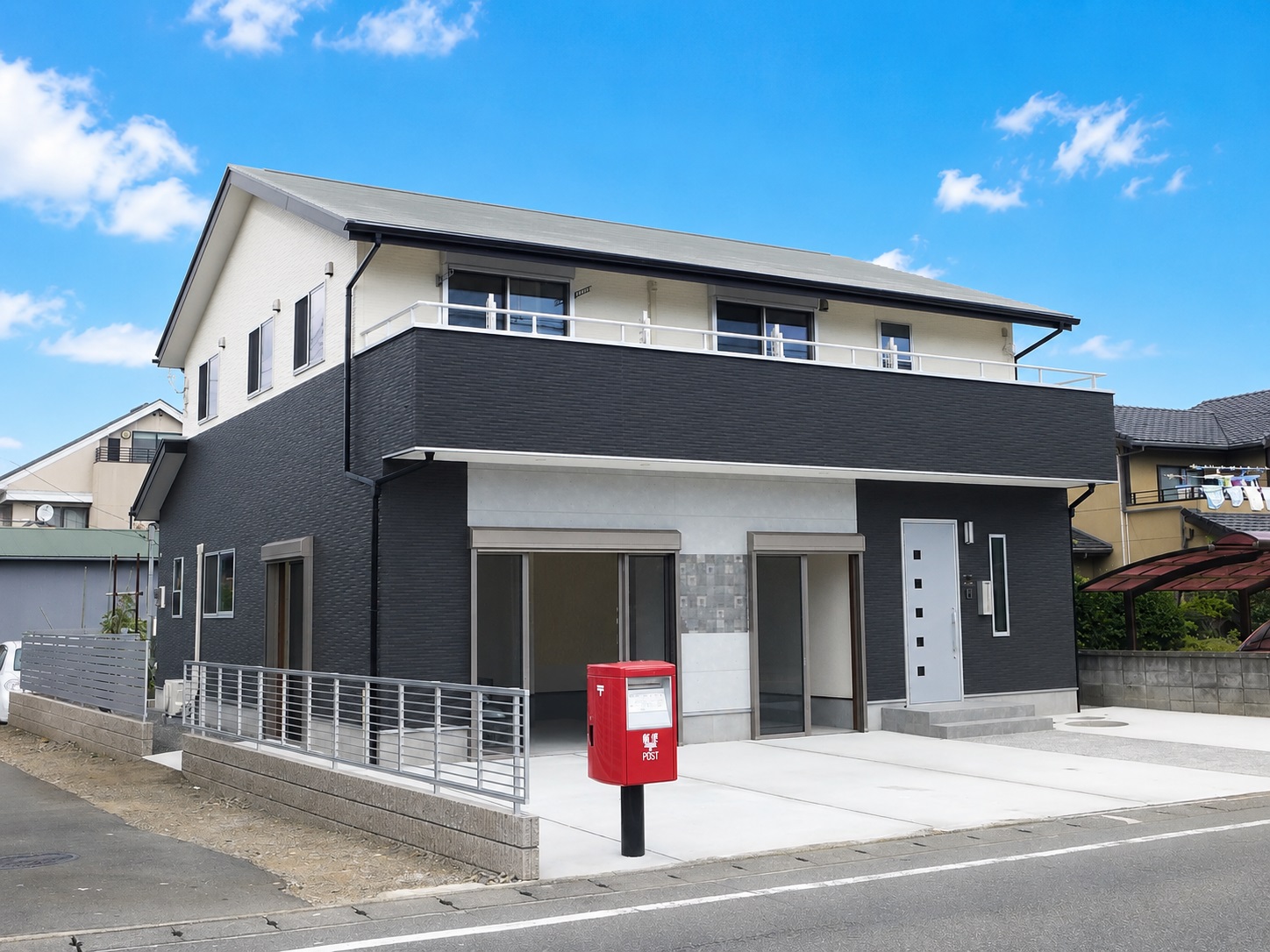 間口を最大限に活用した力強い外観の店舗併用住宅!