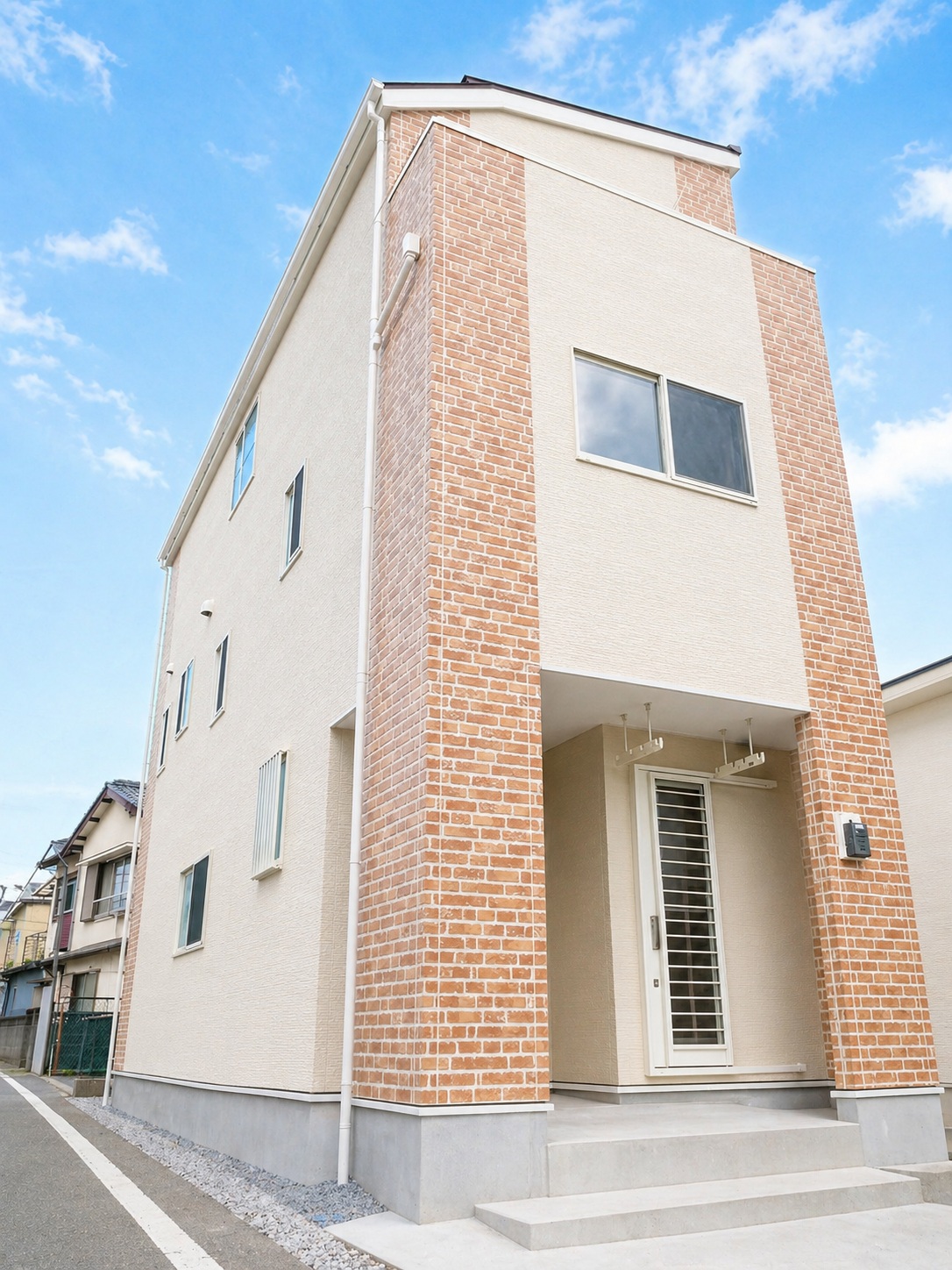 三階建ての都市型スタイルを南欧風の外壁で温もり感じるマイホームに変身させました！