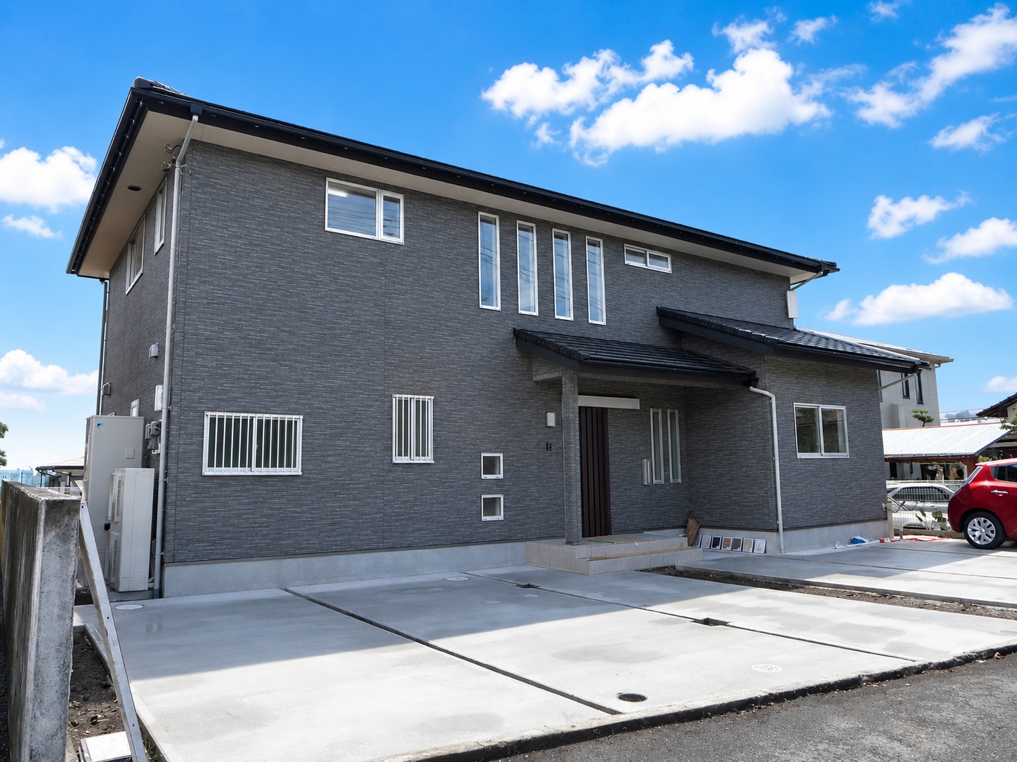 力強い外観にホワイトとブラックで統一した広々空間の二階建て住宅!