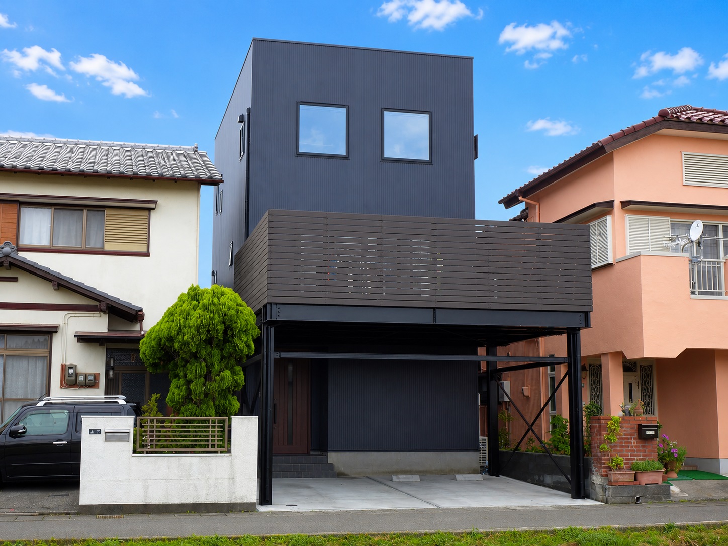 ブラックモダンで広々バルコニーのマイホームが完成!