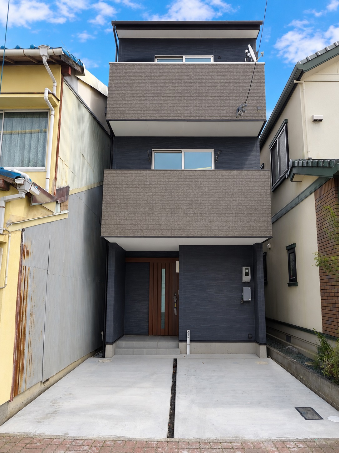 ネイビー×ブルックスタイルのモダン三階建て住宅！