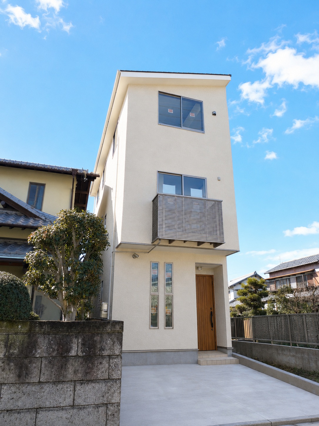 間口4.4mで面積20坪の土地に建つ高さを最大限利用した三階建て…