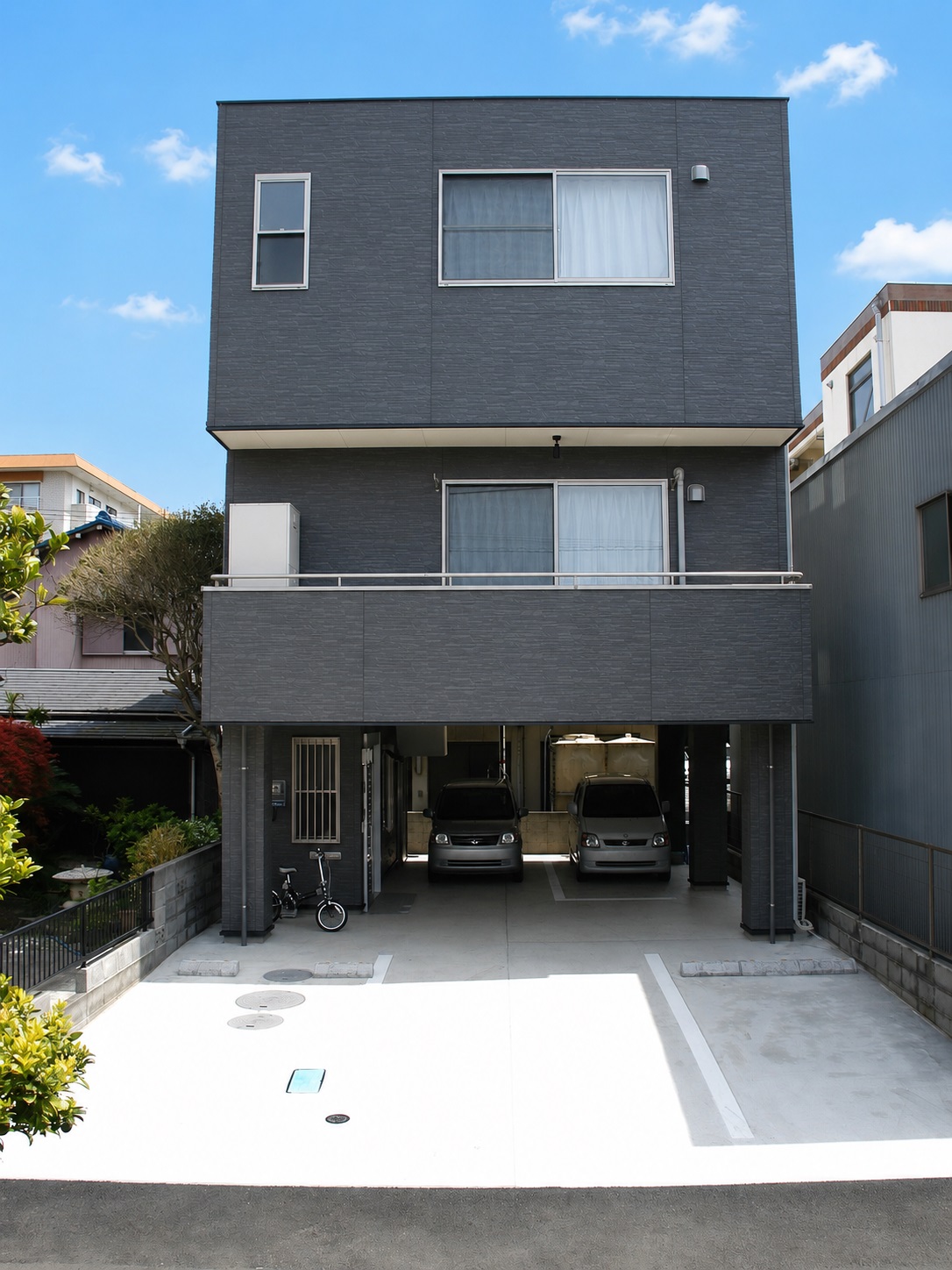 建物の1/3がビルトインガレージのブラックモダン3階建住宅!