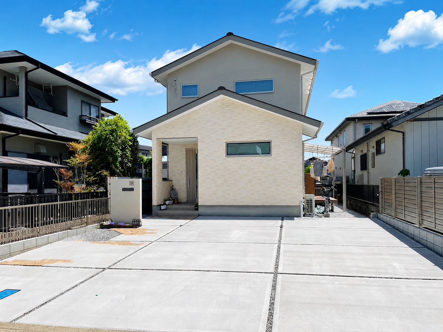 室内の明るさを最優先した窓の配置と色合いの家!