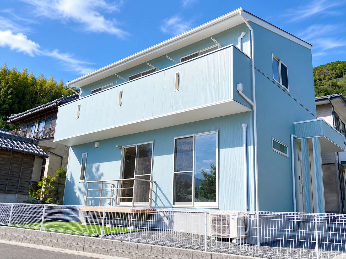 静かな開けた土地に爽やかなアクアブルーの外壁で仕上げた二階建て住宅!