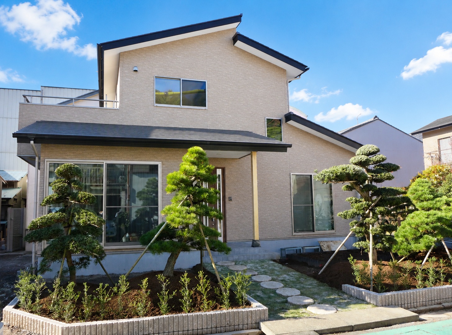 敷地いっぱいに建つ本格的日本家屋と植木が魅せる二階建て住宅…