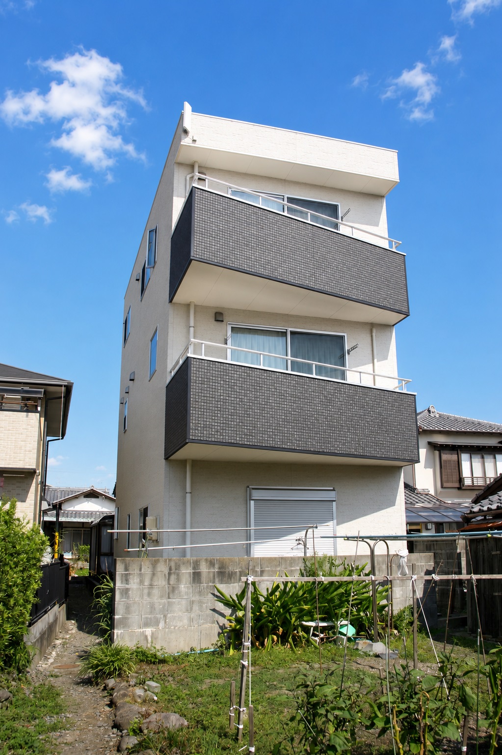 スタイリッシュモダンで採光たっぷりの省エネ三階建て住宅!183