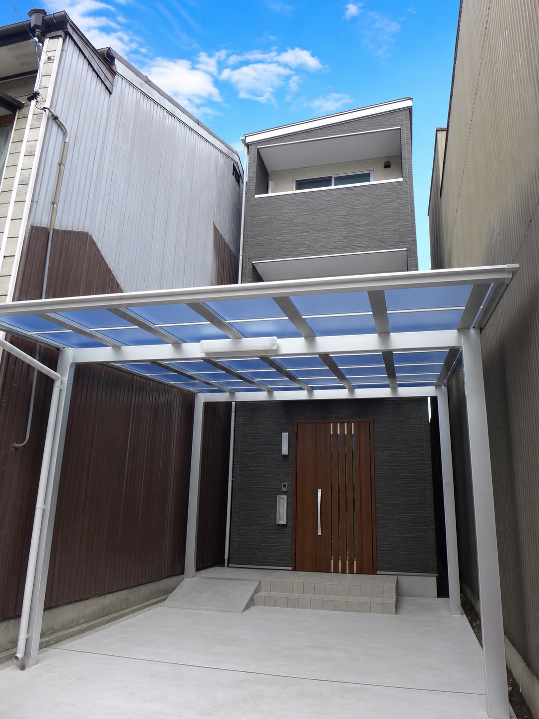 間口3.7ｍで両サイド建物に囲まれた敷地を攻略した二階建て住宅…