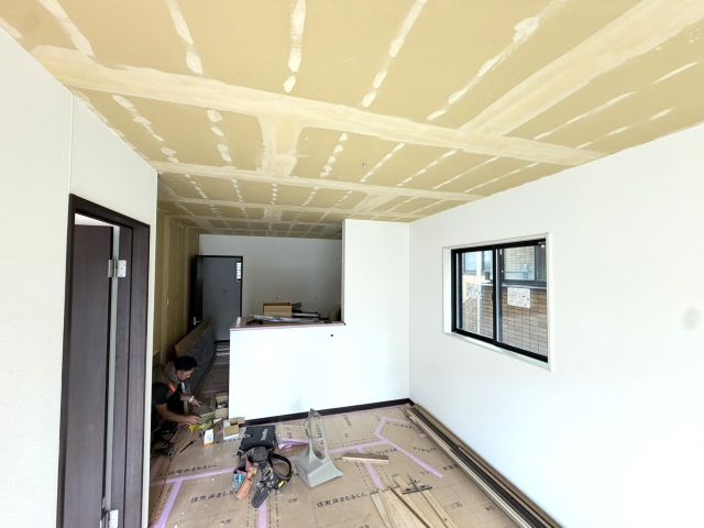 🏠静岡市駿河区見瀬Ｏ様邸　新築現場‐７　クロス貼り
